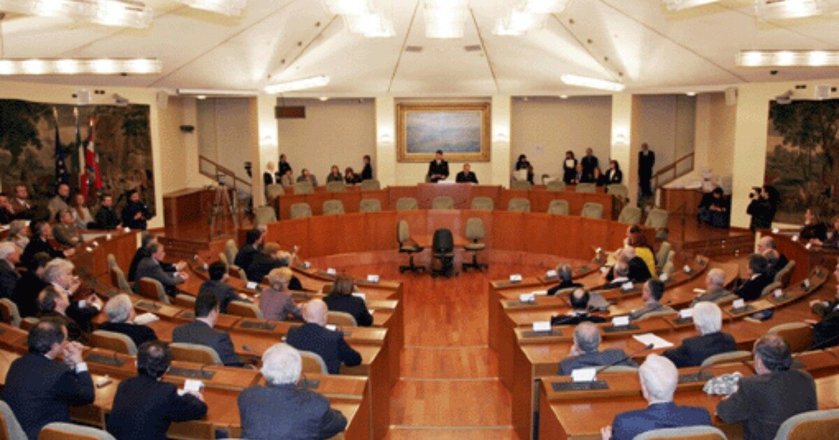 Piemonte, c’è la campagna elettorale e i consiglieri di centrodestra (pagati 7mila euro al mese) disertano l’aula: nel 2023 salta il numero legale 30 volte su 47 sedute