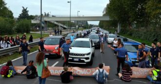 Copertina di Milano, attivisti per il clima bloccano viale Fulvio Testi: insulti dagli automobilisti inferociti