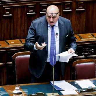 Copertina di Crosetto dà i numeri: “Noi ultimi nella Nato per le spese militari”