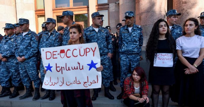 Nagorno-Karabakh, Baku: “C’è l’accordo”. Ma gli armeni chiedono la testa del premier