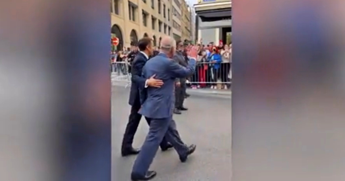 L’errore di protocollo di Macron: tocca re Carlo durante la visita ufficiale. Il video