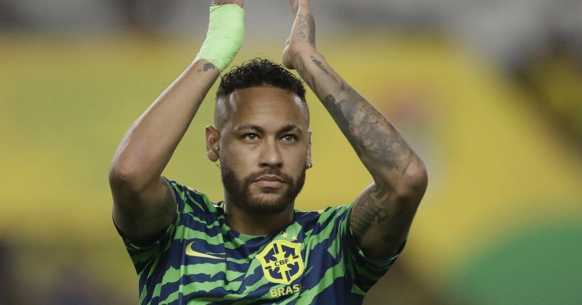 Caos Neymar, il calciatore tradisce la compagna a pochi giorni dal parto. Lei: “Delusa ancora volta, voglio pensare solo a mia figlia”