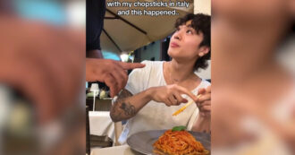 Copertina di Mangia gli spaghetti con le bacchette e viene rimproverato dal cameriere: “Siamo in Italia, non in Cina” – Video