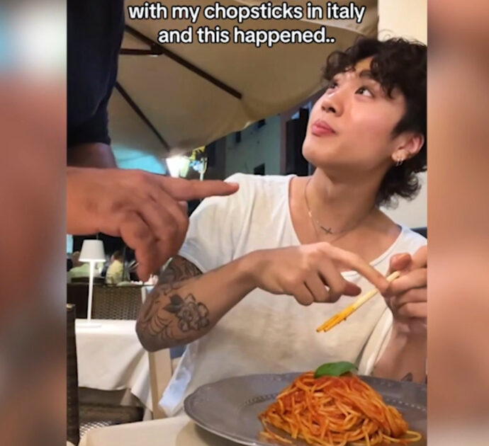 Mangia gli spaghetti con le bacchette e viene rimproverato dal cameriere: “Siamo in Italia, non in Cina” – Video