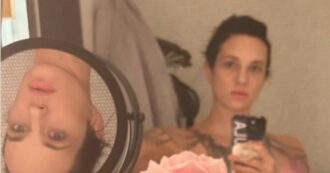 Copertina di Asia Argento compie 48 anni e pubblica una foto nuda allo specchio: “Mi è ancora difficile amarmi come sono, la sobrietà è la mia priorità”