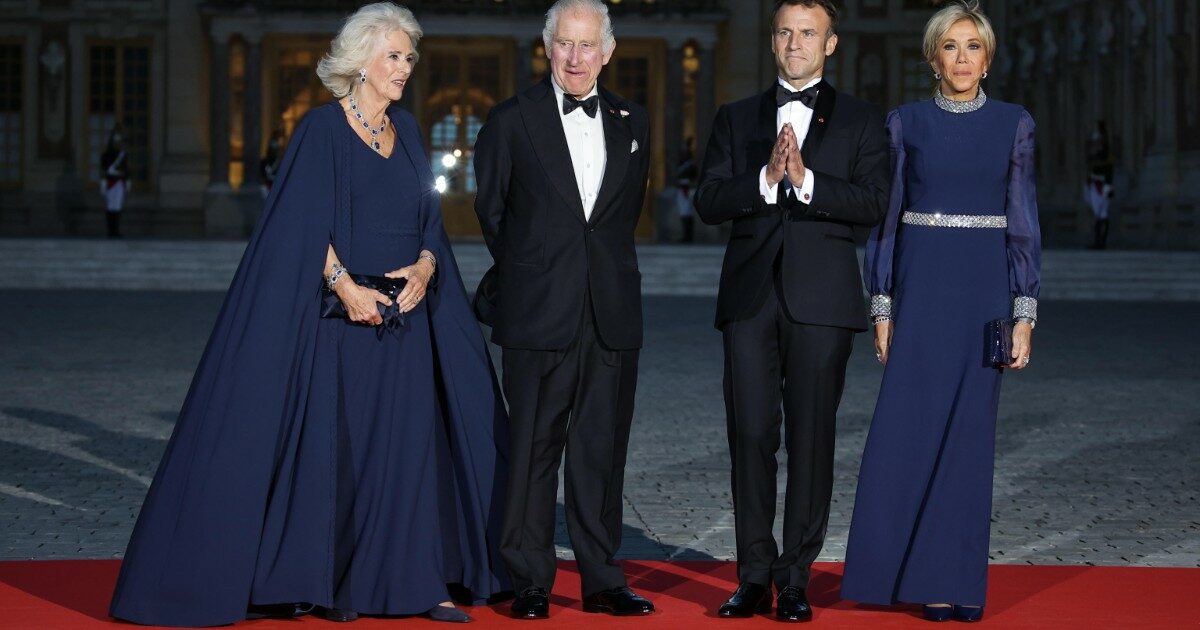 Dalle “pacche” di Macron a re Carlo al bacio di Brigitte alla regina Camilla: ecco tutte le gaffe durante la visita dei sovrani a Parigi