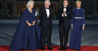 Copertina di Dalle “pacche” di Macron a re Carlo al bacio di Brigitte alla regina Camilla: ecco tutte le gaffe durante la visita dei sovrani a Parigi