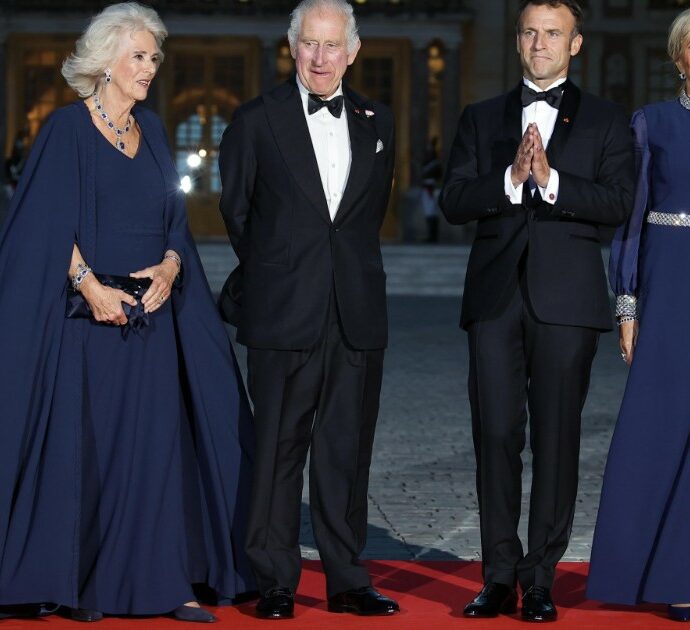 Dalle “pacche” di Macron a re Carlo al bacio di Brigitte alla regina Camilla: ecco tutte le gaffe durante la visita dei sovrani a Parigi