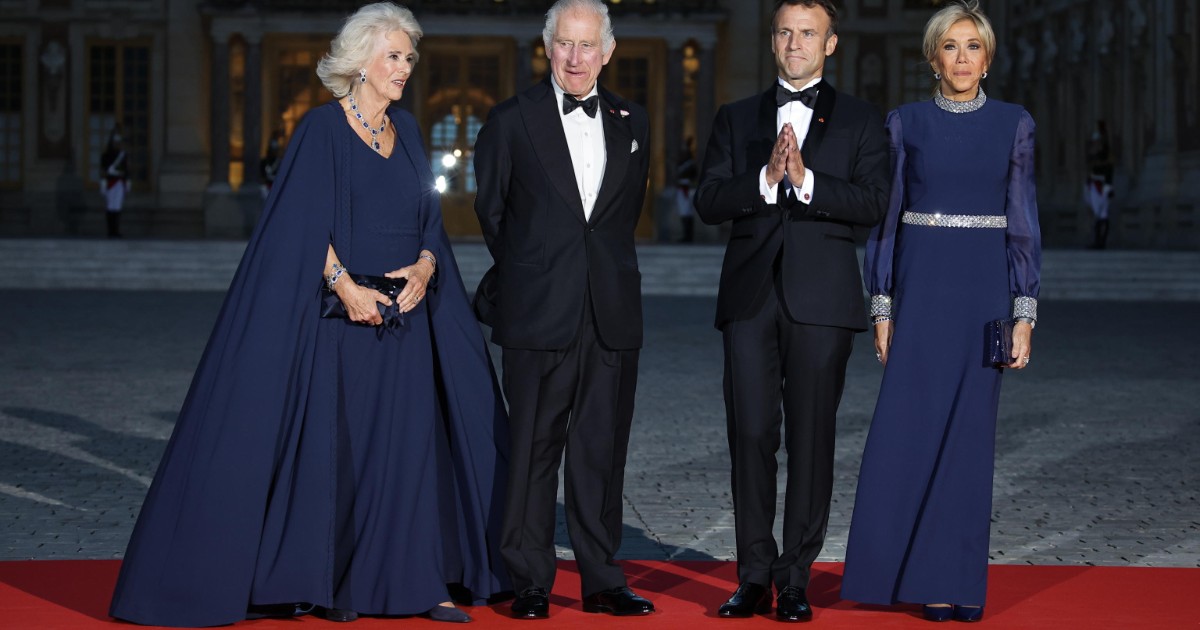 Dalle “pacche” di Macron a re Carlo al bacio di Brigitte alla regina Camilla: ecco tutte le gaffe durante la visita dei sovrani a Parigi