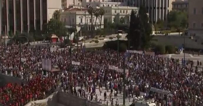 Grecia, sciopero e manifestazione contro la riforma del lavoro che prevede fino a 13 ore al giorno e pensione a 74 anni