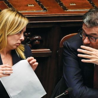 Copertina di Meloni beffata dai suoi ministri: “Tagliate”. Ma rispondono in tre