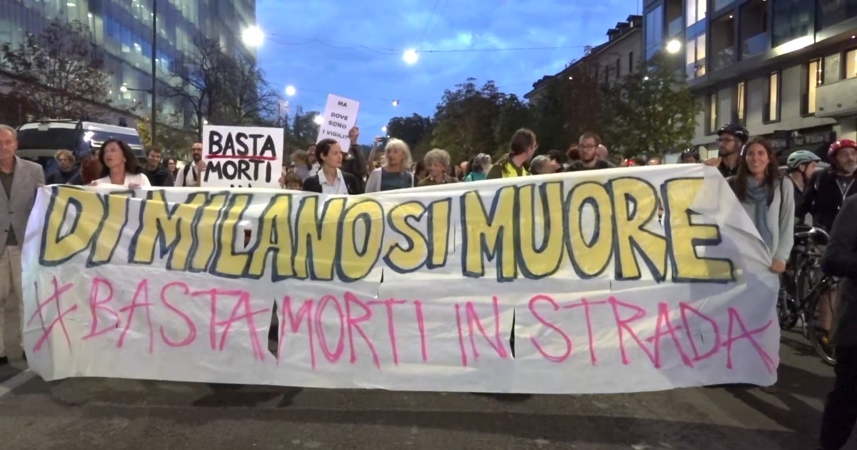 Ciclisti protestano in strada a Milano per dire stop ai morti: “Vogliamo una città 30 subito”. E c’è anche Giovanni Storti