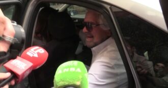 Copertina di Beppe Grillo lascia l’incontro con Conte e risponde a una domanda facendo finta di parlare cinese – Video