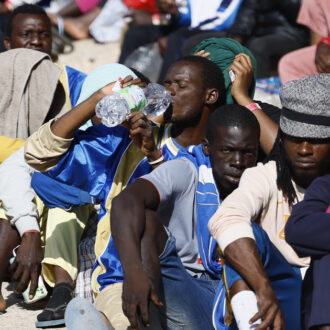 Copertina di Piantedosi inventa la “carta vip” per rifugiati: il Fatto di domani 23 settembre