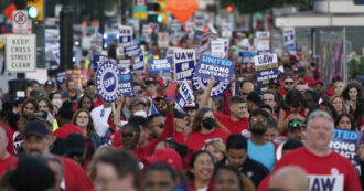 Copertina di Usa, si allargano gli scioperi negli stabilimenti di Gm e Stellantis. “Tregua” con Ford dopo i progressi nelle trattative