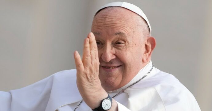 Papa Francesco ci è ricascato: “Il chiacchiericcio è una roba da donne. Noi abbiamo i pantaloni, dobbiamo dire le cose”