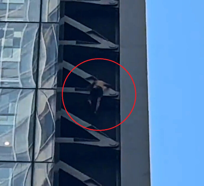Scala un grattacielo di oltre 200 metri a torso nudo e senza attrezzatura: arrestato dalla polizia – Video
