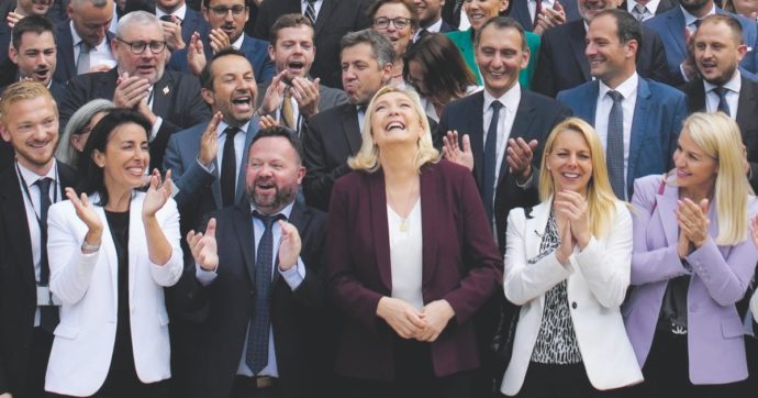 Copertina di “Se i  poveri votano Le Pen i borghesi hanno Macron”