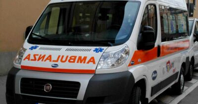 Copertina di Cade da un’impalcatura di sei metri e sbatte la testa: morto operaio a Lamezia Terme