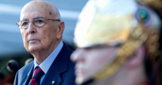 Copertina di “Gentile, colto, straordinario”. L’ultimo inchino dei giornali