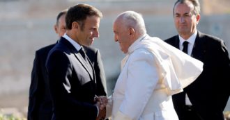 Copertina di Migranti, sberle papali a Macron. E lui lo fa aspettare in poltrona