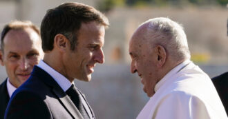 Copertina di Migranti, la replica stizzita dell’Eliseo a Bergoglio: “La Francia non ha nulla di cui vergognarsi”. Giallo sull’incontro con Macron