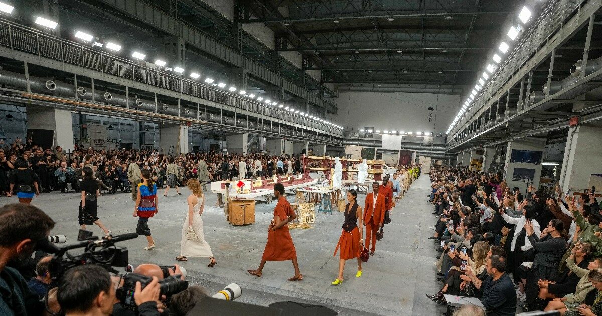 Milano Fashion Week giorno 3, Walter Chiapponi dice a Tod’s con una sfilata magistrale nei Laboratori della Scala. Loro Piana e l’epopea del “quiet luxury”