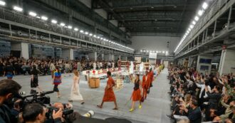 Copertina di Milano Fashion Week giorno 3, Walter Chiapponi dice a Tod’s con una sfilata magistrale nei Laboratori della Scala. Loro Piana e l’epopea del “quiet luxury”