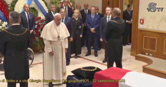 Copertina di L’omaggio di Papa Francesco a Napolitano: Bergoglio saluta i familiari e si intrattiene sette minuti in Senato