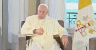 Copertina di Il video di Papa Francesco costretto ad aspettare Macron: Bergoglio è visibilmente infastidito