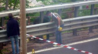 Copertina di Trieste, trovato cadavere appeso al guardrail di una strada: era bendato e con i piedi legati