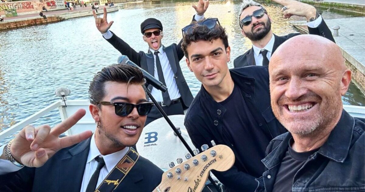 Battello rischia di affondare durante il concerto dei The Kolors sui Navigli a Milano, panico a bordo: “Colpa del peso degli strumenti”