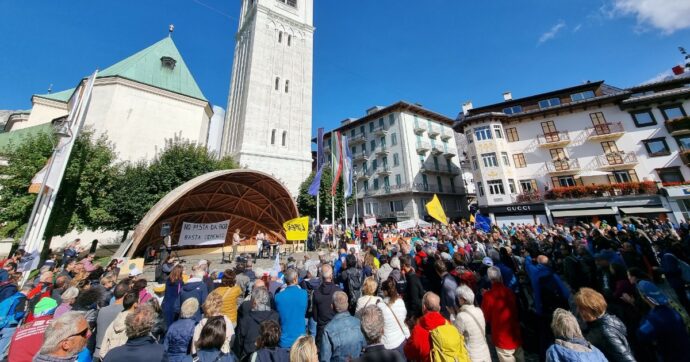 Olimpiadi, oltre mille persone in piazza a Cortina per dire no alla pista da bob: “Sarà il mausoleo della prepotenza politica”