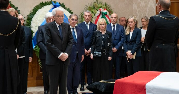 Napolitano, il feretro al Senato: il Papa alla camera ardente. L’omaggio di Mattarella. Re Carlo: “Una vita per la democrazia”