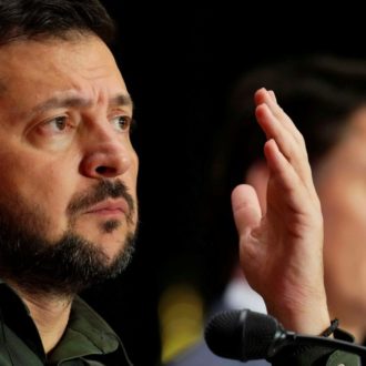 Copertina di L’Occidente preme su Kiev: “Elezioni nel ‘24”. Zelensky e i falchi nicchiano