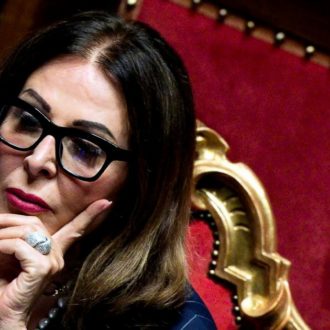 Copertina di Santanchè isolata: salta il suo decreto affitti brevi