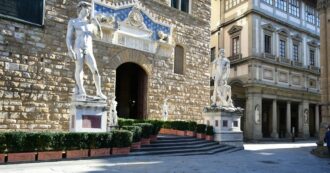Copertina di Nudo su una statua in piazza della Signoria a Firenze con la scritta “censurato”: l’ultima dell’imbrattatore seriale Vaclav Pisvejc