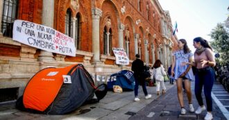 Copertina di Caro affitti, Da Milano a Roma, da Bologna a Pisa con le tende davanti alle università: la protesta del collettivo “Cambiare rotta”