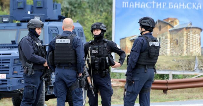 Kosovo, Pristina accusa la Serbia per gli attacchi alla polizia: “Riconsegnate i fuggiaschi”. Mosca con Belgrado: “La colpa è di Kurti”
