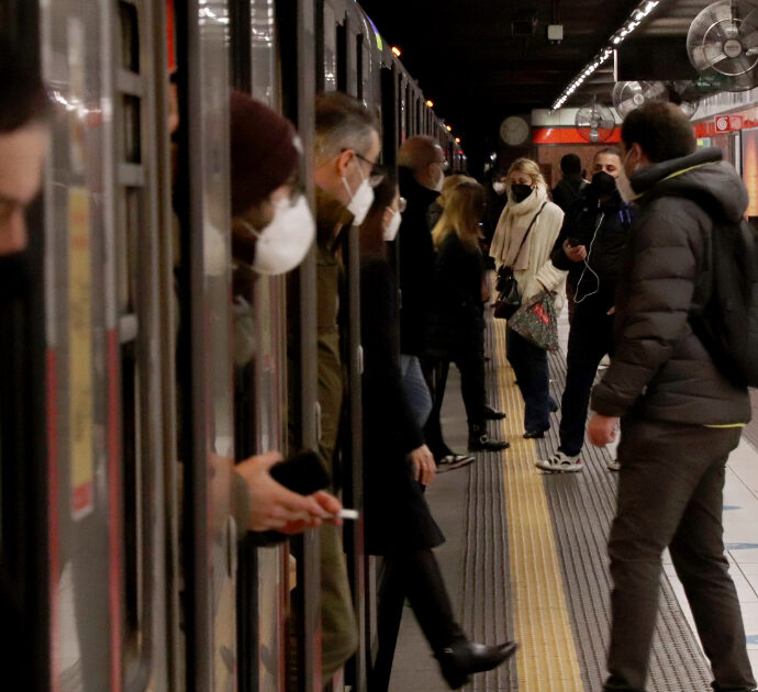 Il bimbo sale sulla metro ma la madre resta sulla banchina, l’appello sui social: “Cerco il ragazzo che me lo ha riportato”