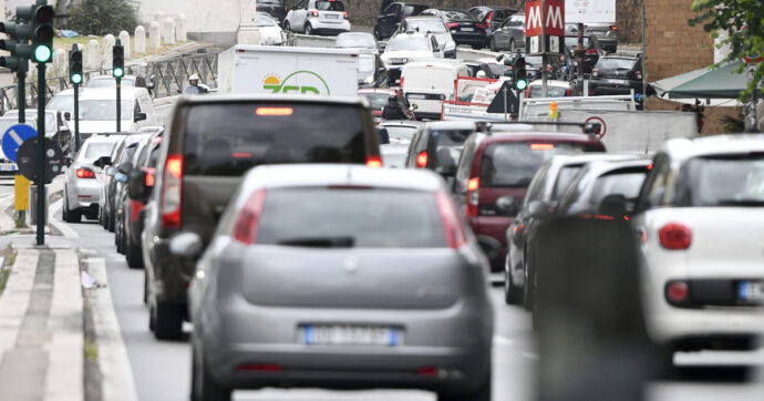 L’Ue rinvia di due anni ed annacqua le nuove regole per ridurre le emissioni delle auto. L’Italia esulta
