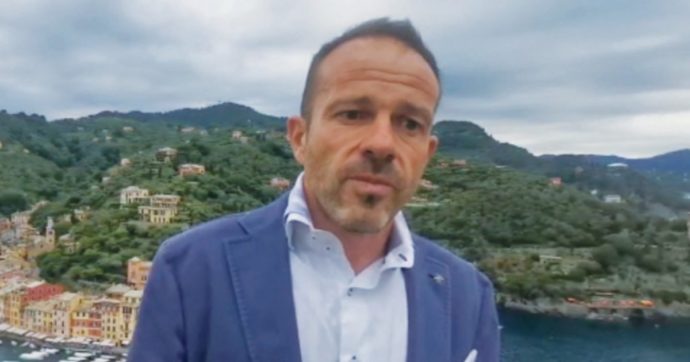 Copertina di Portofino, vende merce taroccata: sindaco indagato per contraffazione