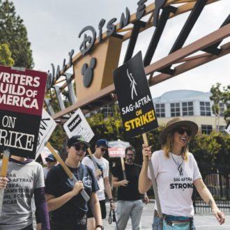 Copertina di Scioperare paga, almeno a Hollywood: c’è il primo accordo tra autori e produttori