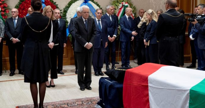 Copertina di Napolitano: chiusa la camera ardente, oggi i funerali. Ci sarà anche Macron