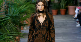 Copertina di Milano moda 2023, Luisa Spagnoli e la sua collezione ‘libera’: la giacca da smoking feticcio di Jane Birkin diventa oversize