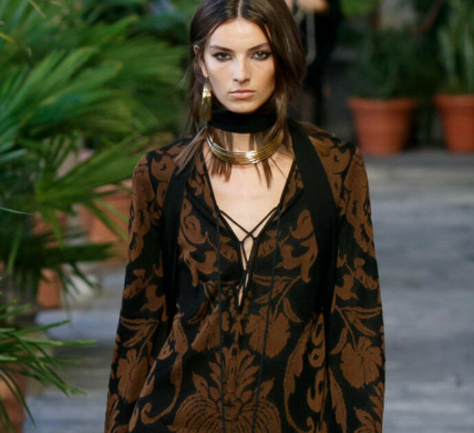 Milano moda 2023, Luisa Spagnoli e la sua collezione ‘libera’: la giacca da smoking feticcio di Jane Birkin diventa oversize