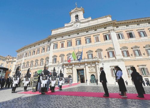 Copertina di Napolitano, un funerale di Palazzo: l’aula  di Montecitorio è  piena, la piazza semivuota