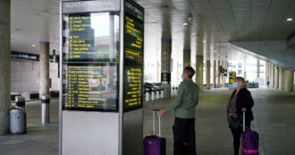 Copertina di Londra, l’aeroporto di Gatwick costretto a cancellare decine di voli: assente il 30% dei controllori (anche causa Covid)