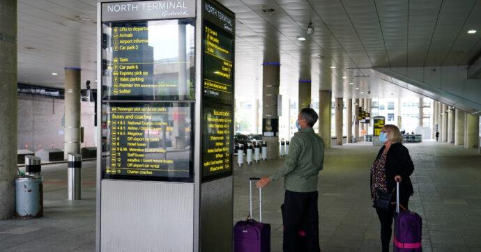 Londra, l’aeroporto di Gatwick costretto a cancellare decine di voli: assente il 30% dei controllori (anche causa Covid)