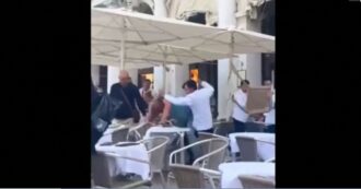 Copertina di Venezia, scoppia una rissa tra clienti e camerieri in piazza San Marco: volano sedie, pugni e spintoni – VIDEO